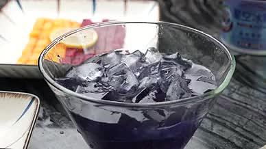 夏季冰爽冰块自制紫晶柠檬冷饮视频的预览图